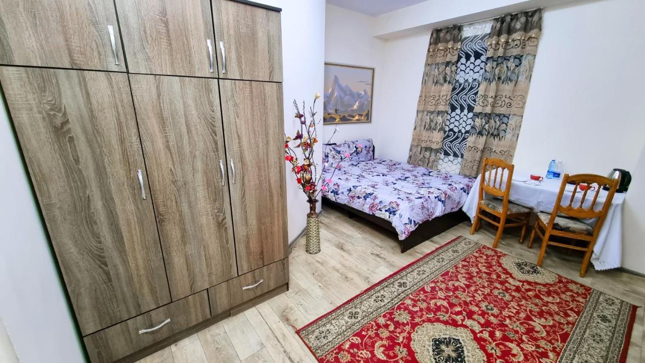 Da! Hotel Bishkek Esterno foto