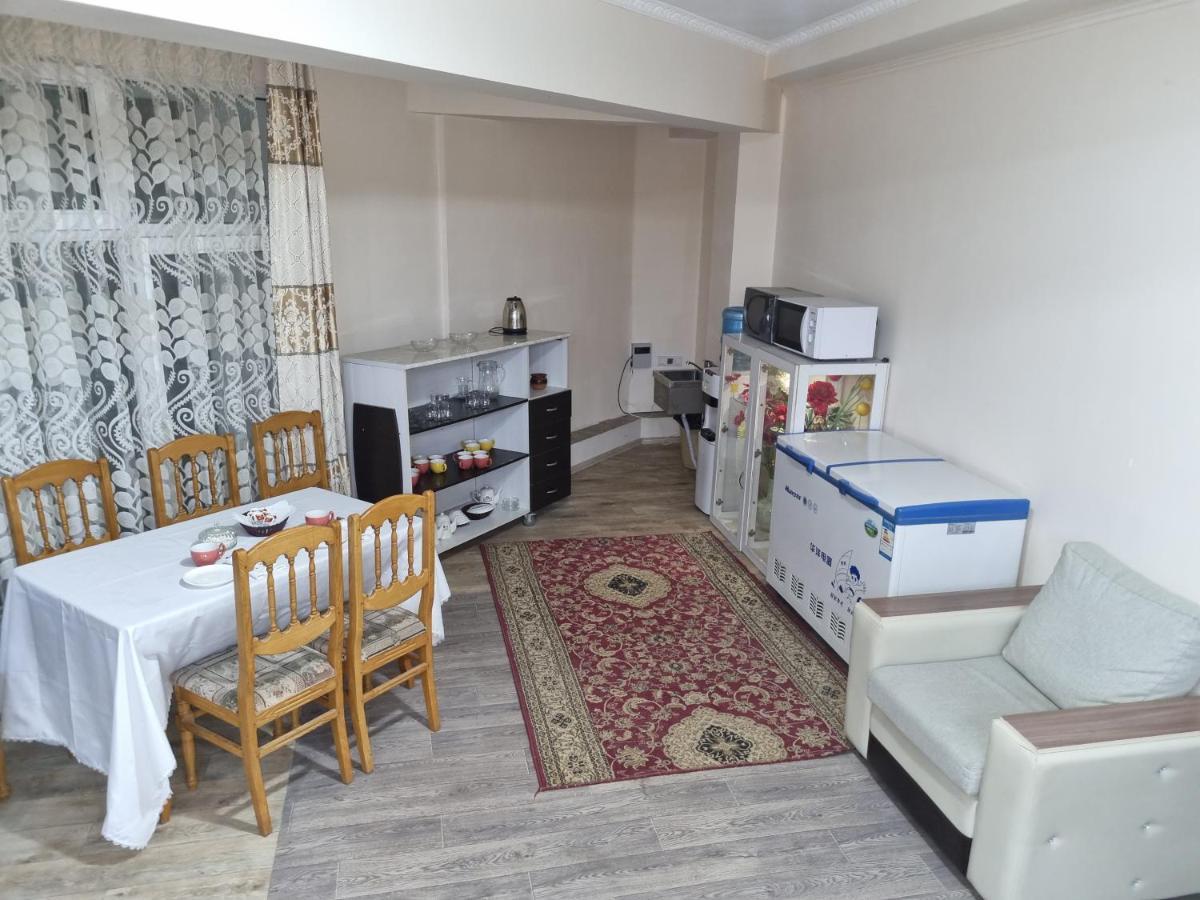 Da! Hotel Bishkek Esterno foto