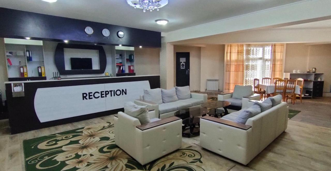 Da! Hotel Bishkek Esterno foto